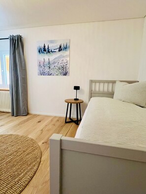 Tabla de planchar con plancha, wifi, ropa de cama