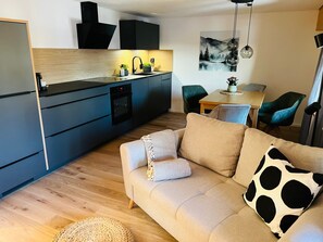 TV - Holiday Apartment 'Waldgeflüster' with Mountain View, Private Balcony and Wi-Fi (Ibach)