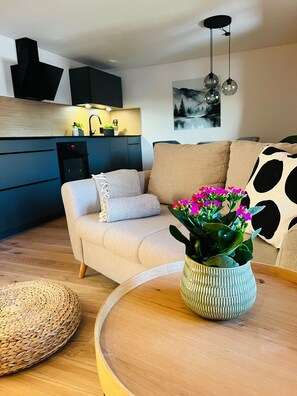 TV - Holiday Apartment 'Waldgeflüster' with Mountain View, Private Balcony and Wi-Fi (Ibach)