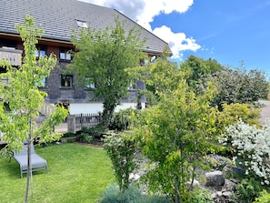 Property grounds - Holiday Apartment 'Waldgeflüster' with Beautiful View, Private Balcony & Shared Garden (Ibach)