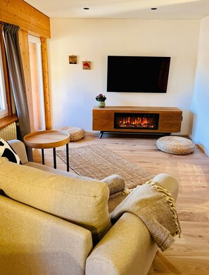 TV - Holiday Apartment 'Waldgeflüster' with Mountain View, Private Balcony and Wi-Fi (Ibach)