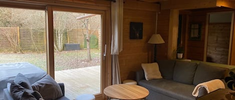 Fernseher, Kamin, Tischtennisplatte