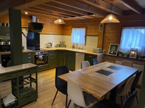 Private kitchen - Chalet "8p Comfort - Husky" with Mountain View, Private Terrace, and Wi-Fi (Verchaix)