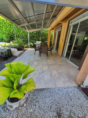 Outdoor dining - Beautiful home in gated community on private beach and Golf course in Costa Rica (Tambor)