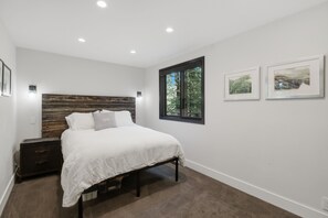 5 bedrooms, laptop workspace, iron/ironing board, free WiFi - Sierra Sanctuary With Hot Tub 5 Bedroom Home (Truckee)