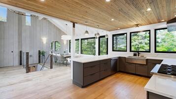 House, 5 Bedrooms | Private kitchen | Fridge, oven, coffee/tea maker, toaster