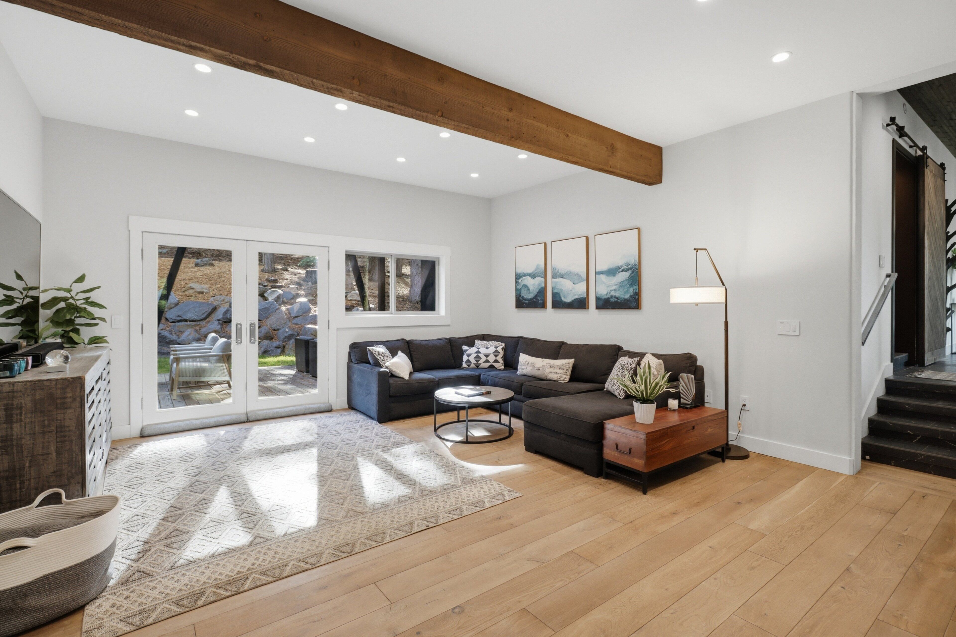 House, 5 Bedrooms | Living area | Streaming services