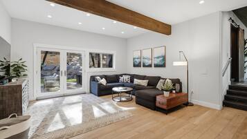 House, 5 Bedrooms | Living area | Streaming services