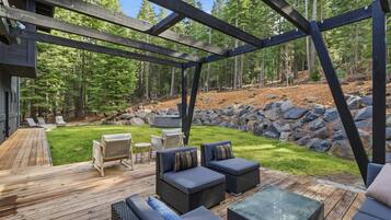 House, 5 Bedrooms | Terrace/patio