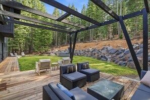 Terrace/patio - Sierra Sanctuary With Hot Tub 5 Bedroom Home (Truckee)