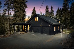 Exterior - Sierra Sanctuary With Hot Tub 5 Bedroom Home (Truckee)
