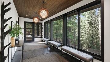 House, 5 Bedrooms | Interior