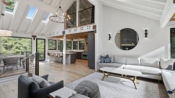 House, 5 Bedrooms | Living area | Streaming services