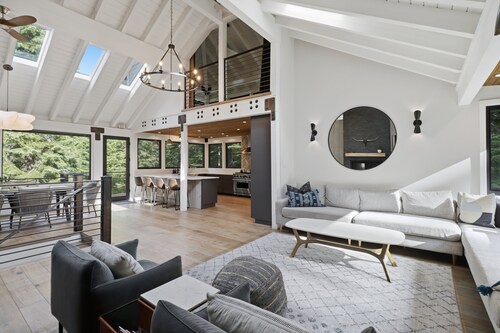 Sierra Sanctuary With Hot Tub 5 Bedroom Home