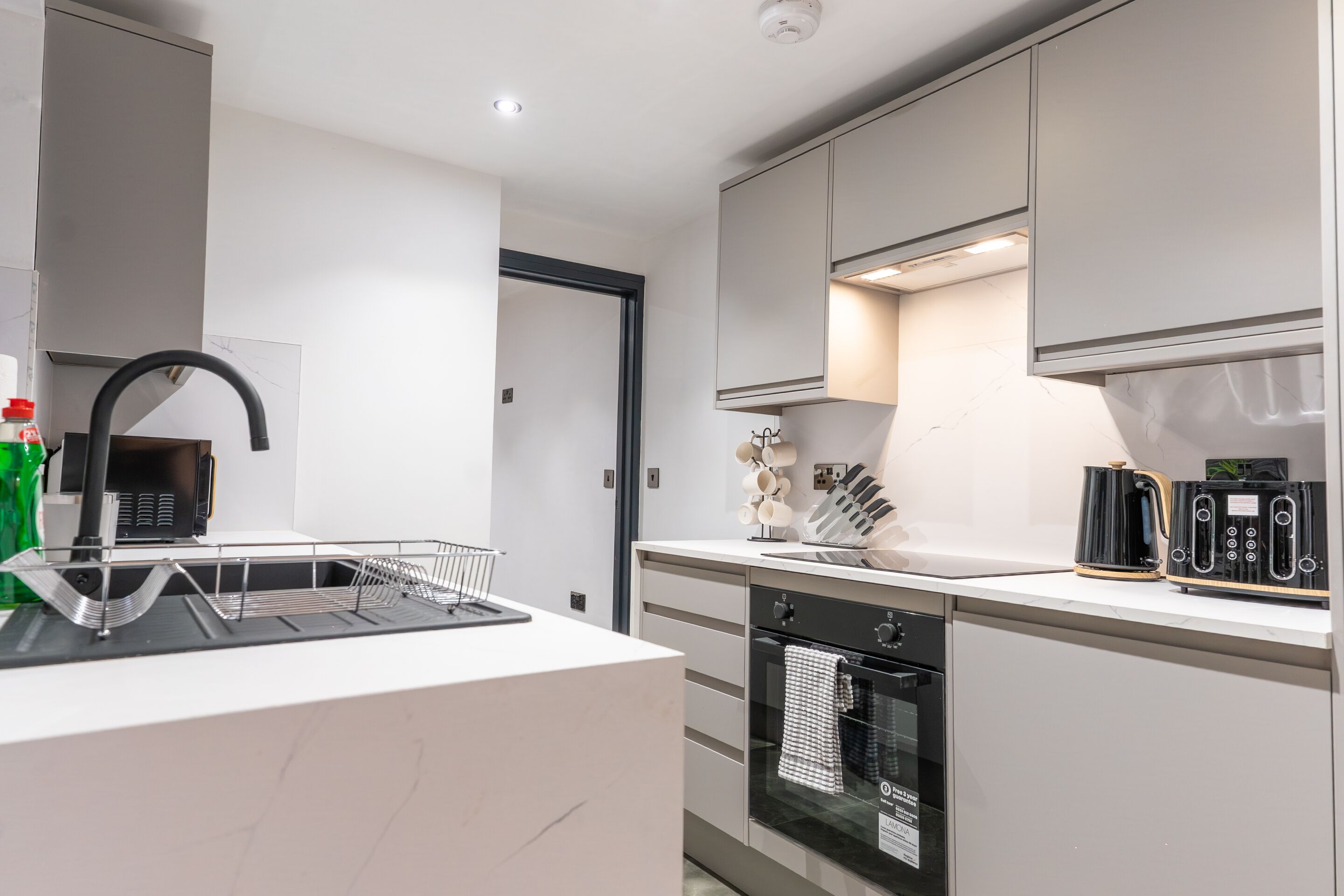 Basic Double Room, Patio | Shared kitchen | Full-size fridge, microwave, oven, stovetop