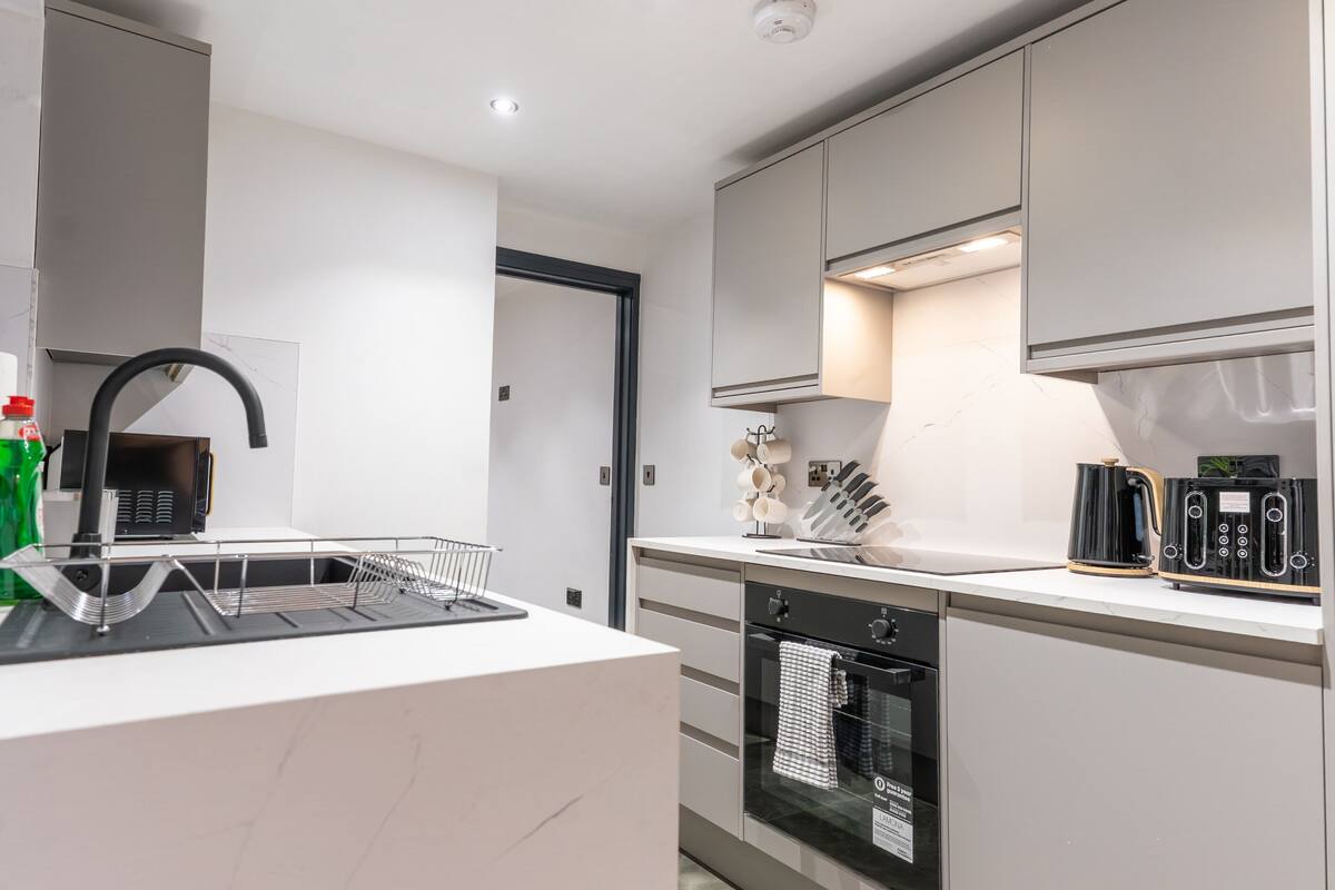 Basic Double Room, Patio | Shared kitchen | Full-size fridge, microwave, oven, stovetop