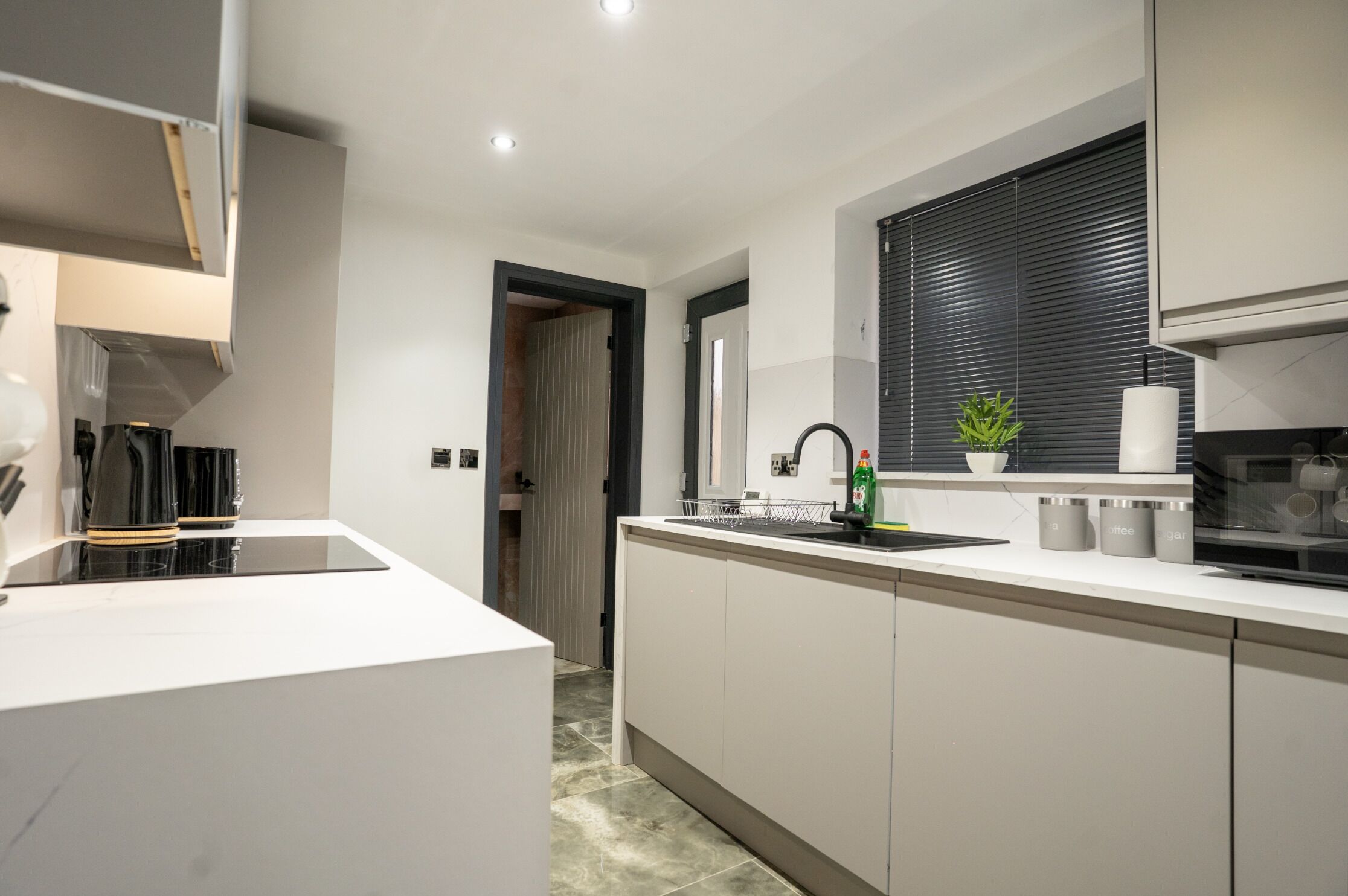 Basic Double Room, Patio | Shared kitchen | Full-size fridge, microwave, oven, stovetop