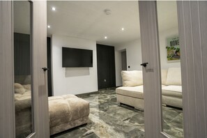 Basic Double Room, Patio | Lobby - Rose House (Boston)