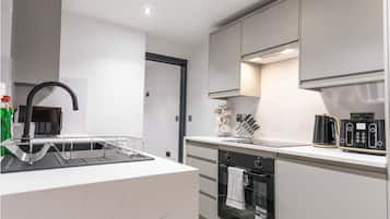 Phòng đôi cơ bản, sân hiên | Bếp riêng | Tủ lạnh, lò vi sóng, lò nướng, bếp nấu