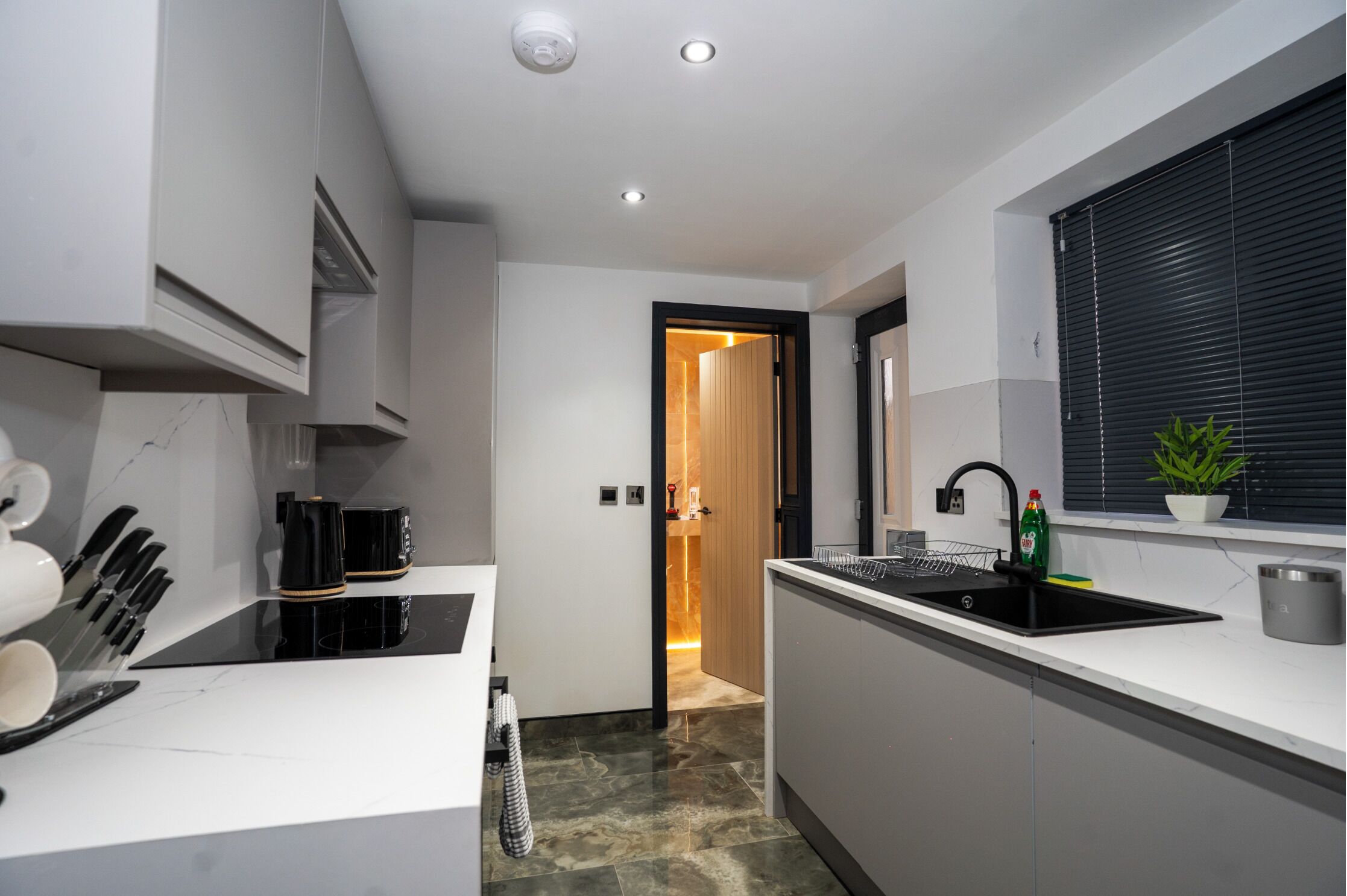 Basic Double Room, Patio | Private kitchen | Full-size fridge, microwave, oven, stovetop