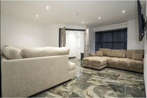 Basic Double Room, Patio | Lounge - Rose House (Boston)