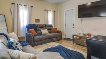 Apartment, 2 Bedrooms | Living area | Smart TV, streaming services