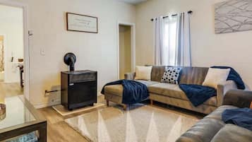 Apartamento, 2 habitaciones | Zona de estar | Una Smart TV, servicios de streaming