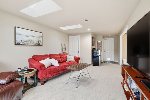 Hoops & Hygge Private Sport Court Retreat 3 Bedroom Home