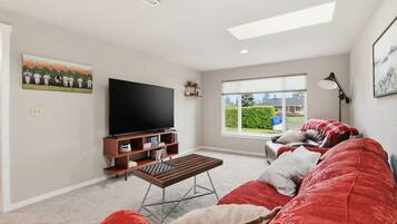 House, 3 Bedrooms | Living area | Smart TV, streaming services