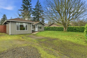 House, 3 Bedrooms | Exterior - Hoops & Hygge Private Sport Court Retreat 3 Bedroom Home (Lakewood)