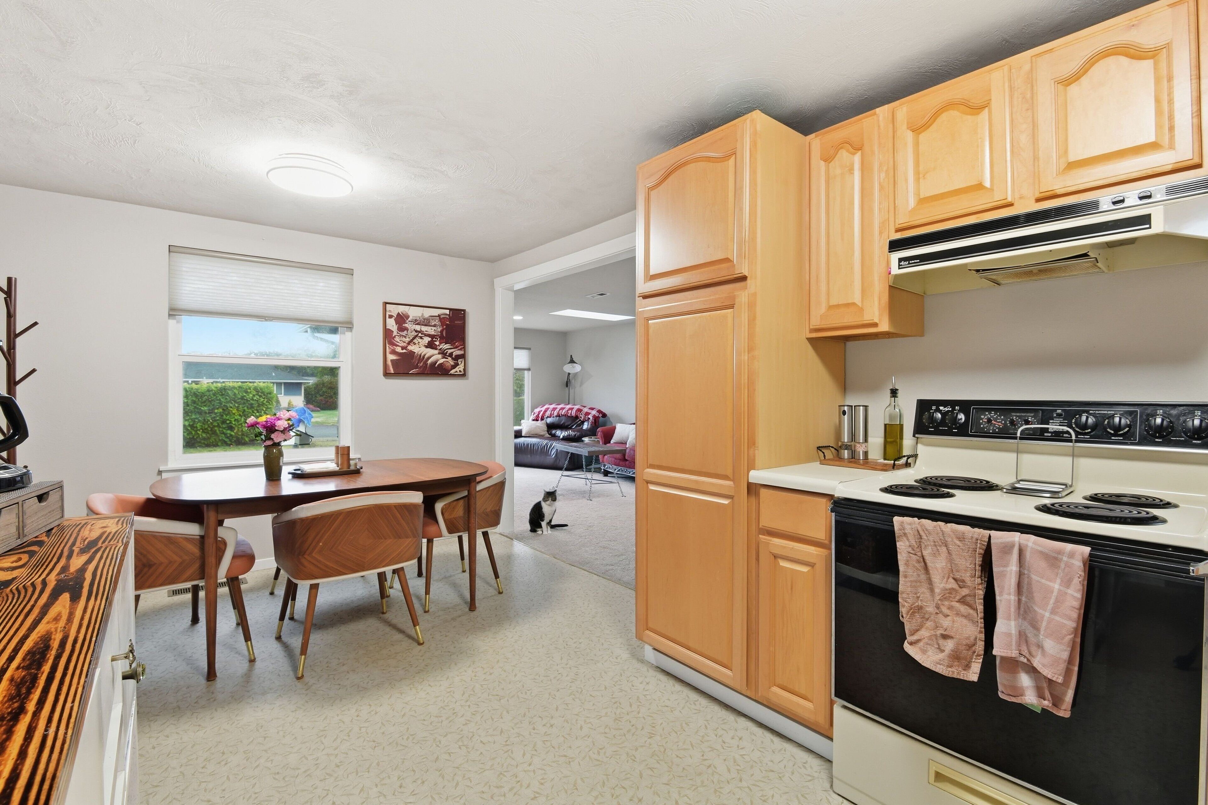 House, 3 Bedrooms | Private kitchen | Fridge, oven, coffee/tea maker