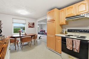 House, 3 Bedrooms | Private kitchen | Fridge, oven, coffee/tea maker - Hoops & Hygge Private Sport Court Retreat 3 Bedroom Home (Lakewood)