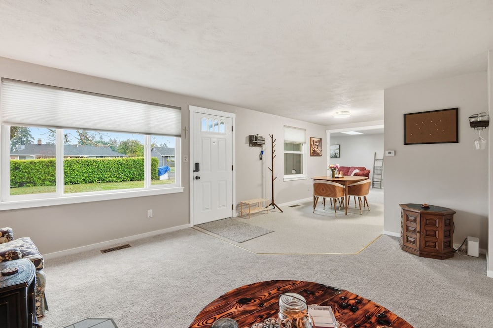 Hoops & Hygge Private Sport Court Retreat 3 Bedroom Home - Fox Island, WA