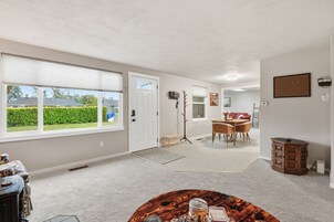 Casa, 3 habitaciones | Zona de estar | Una Smart TV, servicios de streaming