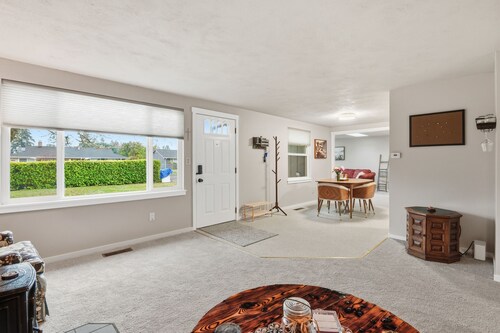 Hoops & Hygge Private Sport Court Retreat 3 Bedroom Home