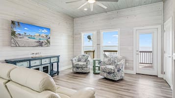 Huis, 6 slaapkamers | Woonruimte | Een smart-tv