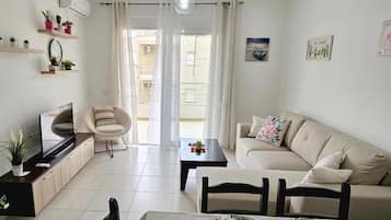 Apartamento, 2 habitaciones | Zona de estar | Televisión de pantalla plana de 42 pulgadas con canales por cable