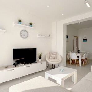 頂層客房 | 客廳 | 42 吋平面電視連有線電視頻道