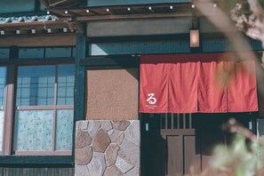 Exterior detail - Kominkayado Loof Naminoie (Isumi)