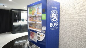 A Suntory Coffee Boss vending machine with a variety of beverages and a digital payment terminal. - Utility Hotel Cooju (Kawagoe)