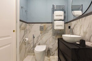 Een douche, een haardroger, handdoeken, toiletpapier