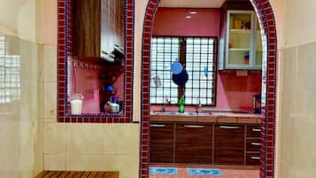 Deluxe House | Private kitchen | Fridge, cookware/dishes/utensils