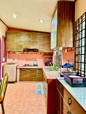 Deluxe House | Private kitchen | Fridge, cookware/dishes/utensils - Homestay Selesa KKI 2 Guest House (Kuala Terengganu)