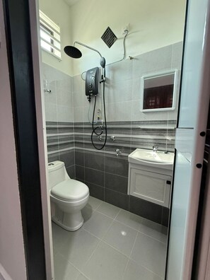 Deluxe House | Bathroom | Shower, towels, soap - Homestay Selesa KKI 2 Guest House (Kuala Terengganu)