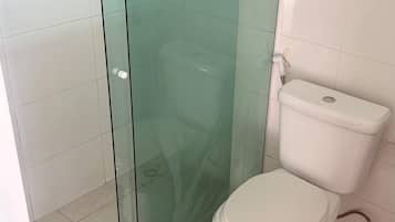 Chuveiro, toalhas de banho, sabonete, shampoo