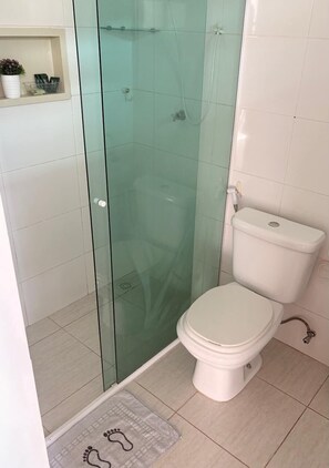 Shower, towels, soap, shampoo - Pousada Três Marias Guaiuba  (Guarujá)