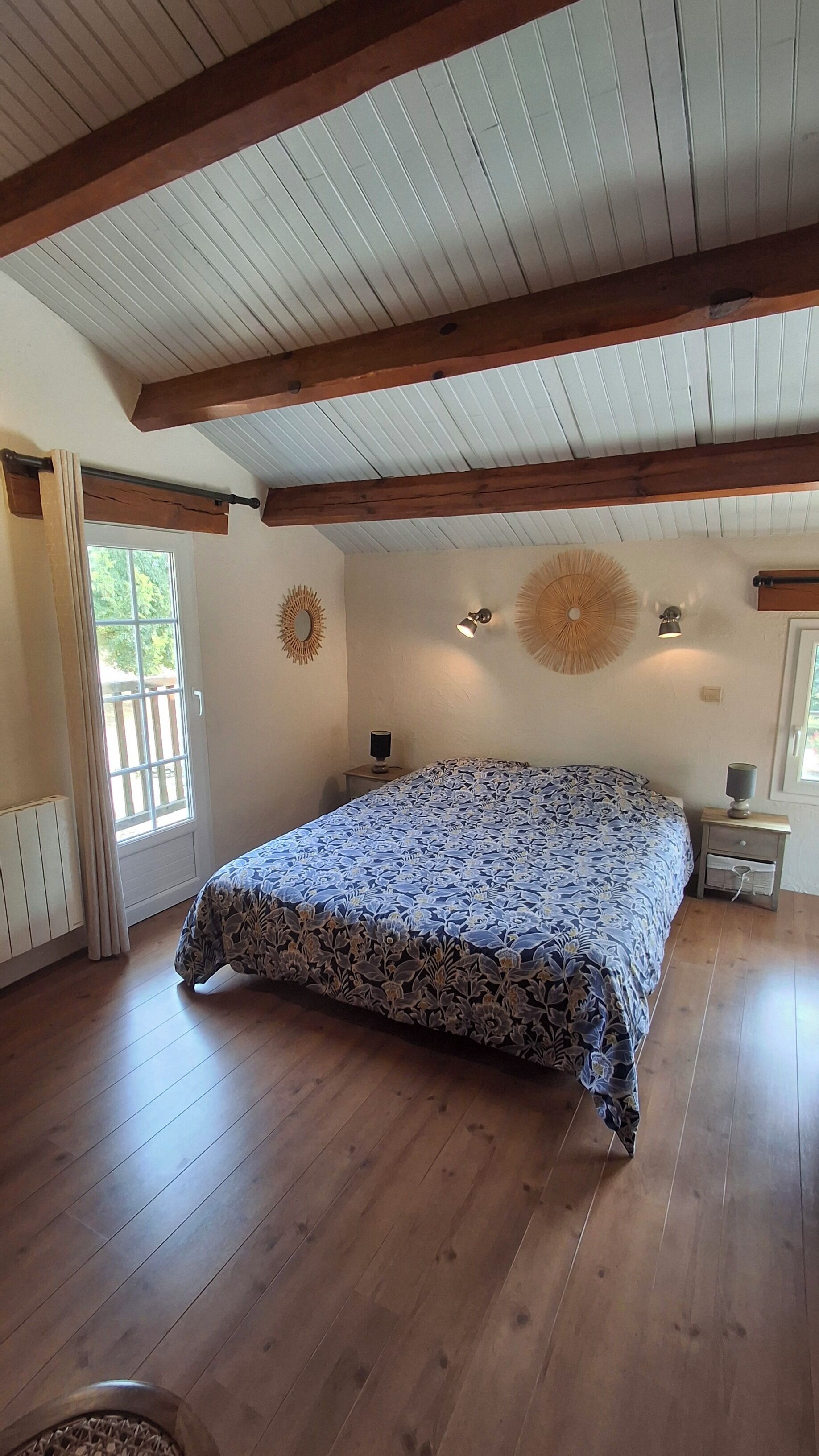 Een strijkplank/strijkijzer, wifi, beddengoed