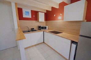 Private kitchen - T2 duplex apartment (Cazaubon)