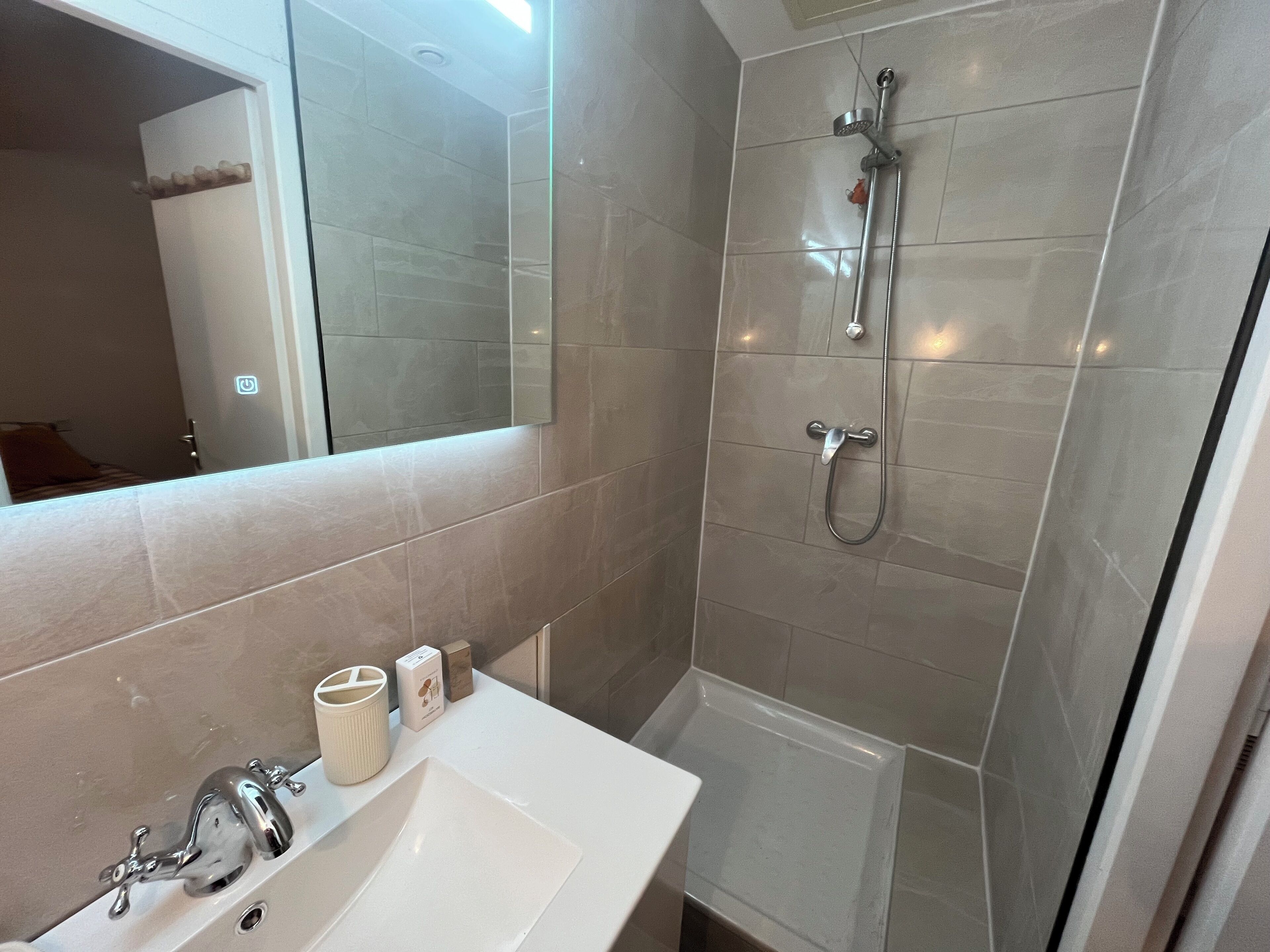 Dusche, Handtücher, Toilettenpapier