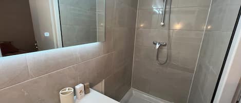 Dusche, Handtücher, Toilettenpapier